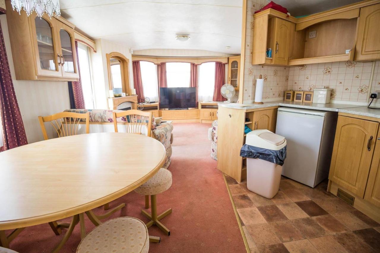 6 Berth Caravan With Decking Nearby Heacham Beach In Norfolk Ref 21047A Exterior foto